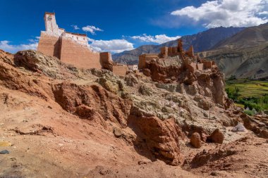 Hindistan 'da Leh, Ladakh, Jammu ve Kashmir gibi taş ve kayalarla çevrili harabeler ve Basgo Manastırı. Mavi gökyüzü arkaplanı.