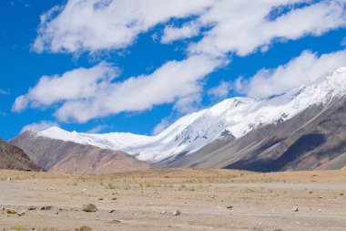Güzel kar zirveleri, yüksek dağ sırtı Ladakh güzel mavi gökyüzü arka planı, Changla Geçidi, Jammu ve Kashmir, Hindistan, mavi utangaç arka planda beyaz bulutlar, manzaralı görüntü.
