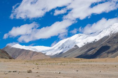 Güzel kar zirveleri, yüksek dağ sırtı Ladakh güzel mavi gökyüzü arka planı, Changla Geçidi, Jammu ve Kashmir, Hindistan, mavi utangaç arka planda beyaz bulutlar, manzaralı görüntü.