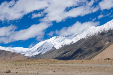 Güzel kar zirveleri, yüksek dağ sırtı Ladakh güzel mavi gökyüzü arka planı, Changla Geçidi, Jammu ve Kashmir, Hindistan, mavi utangaç arka planda beyaz bulutlar, manzaralı görüntü.
