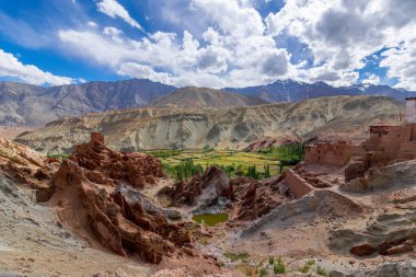 Basgo Manastırı 'nda taşlar, kayalar ve göletle yıkıntılar, tepeden doğal manzara, Leh, Ladakh, Hindistan