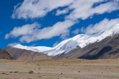 Güzel kar zirveleri, yüksek dağ sırtı Ladakh güzel mavi gökyüzü arka planı, Changla Geçidi, Jammu ve Kashmir, Hindistan, mavi utangaç arka planda beyaz bulutlar, manzaralı görüntü.