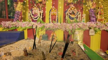 Lord Jagannath, Balaram ve Suvodra 'nın putlarının önünde yanan mumlar. Hint Rath Jatra festivali. Howrah, Batı Bengal, Hindistan.