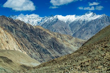 Karlı Himalaya tepeleri, Chang La 'da mavi gökyüzü, güney geçidi, Ladakh' ta yüksek dağ geçidi Büyük Himalaya 'da Leh ve Shvar Nehri vadisi arasında. Leh 'den Pangong Gölü yoluna. Leh, Ladakh, Hindistan.