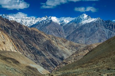 Karlı Himalaya tepeleri, Chang La 'da mavi gökyüzü, güney geçidi, Ladakh' ta yüksek dağ geçidi Büyük Himalaya 'da Leh ve Shvar Nehri vadisi arasında. Leh 'den Pangong Gölü yoluna. Leh, Ladakh, Hindistan.