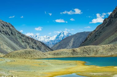 Chang La 'da karlı dağ zirvesi olan göl ve nehir manzarası, güney geçidi, Büyük Himalaya' da Ladakh 'ta Leh ve Shyok Nehri vadisi arasında yüksek bir dağ geçidi. Leh, Ladakh, Hindistan.