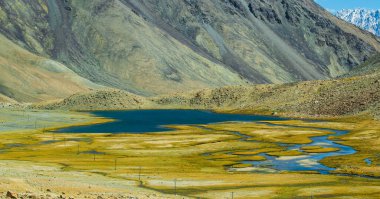 Chang La 'da karlı dağ zirvesi olan göl ve nehir manzarası, güney geçidi, Büyük Himalaya' da Ladakh 'ta Leh ve Shyok Nehri vadisi arasında yüksek bir dağ geçidi. Leh, Ladakh, Hindistan.
