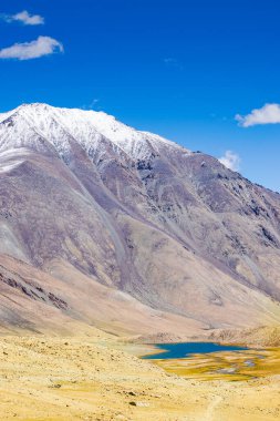 Chang La 'da karlı dağ zirvesi olan göl ve nehir manzarası, güney geçidi, Büyük Himalaya' da Ladakh 'ta Leh ve Shyok Nehri vadisi arasında yüksek bir dağ geçidi. Leh, Ladakh, Hindistan.