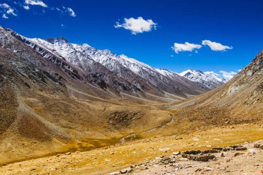 Karlı Himalaya tepeleri, Chang La 'da mavi gökyüzü, güney geçidi, Ladakh' ta yüksek dağ geçidi Büyük Himalaya 'da Leh ve Shvar Nehri vadisi arasında. Leh 'den Pangong Gölü yoluna. Leh, Ladakh, Hindistan.