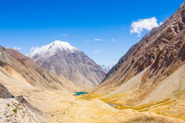 Karlı Himalaya tepeleri, Chang La 'da mavi gökyüzü, güney geçidi, Ladakh' ta yüksek dağ geçidi Büyük Himalaya 'da Leh ve Shvar Nehri vadisi arasında. Leh 'den Pangong Gölü yoluna. Leh, Ladakh, Hindistan.