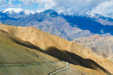 Chang La, güney geçidi, Büyük Himalaya 'da Ladakh' ta Leh ve Shyok Nehri Vadisi arasında yüksek bir dağ geçidi. Leh 'den Pangong Gölü yoluna. Yüksek irtifa Otoyol, Leh, Ladakh, Hindistan.
