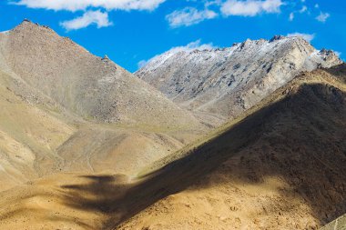 Güzel Himalayalar. Chang La, güney geçidi, Ladakh 'da yüksek dağ geçidi Leh ile Pangong Gölü yolu arasında. Himalaya dağındaki bulutların gölgesinde. Leh, Ladakh, Hindistan.