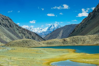 Chang La 'da karlı dağ zirvesi olan göl ve nehir manzarası, güney geçidi, Büyük Himalaya' da Ladakh 'ta Leh ve Shyok Nehri vadisi arasında yüksek bir dağ geçidi. Leh, Ladakh, Hindistan.