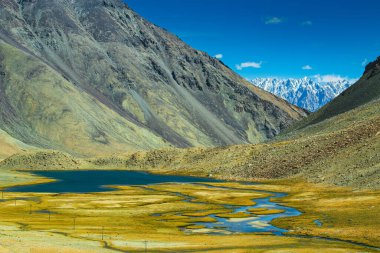 Chang La 'da karlı dağ zirvesi olan göl ve nehir manzarası, güney geçidi, Büyük Himalaya' da Ladakh 'ta Leh ve Shyok Nehri vadisi arasında yüksek bir dağ geçidi. Leh, Ladakh, Hindistan.