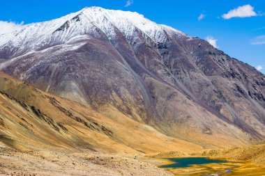 Karlı Himalaya tepeleri, Chang La 'da mavi gökyüzü, güney geçidi, Ladakh' ta yüksek dağ geçidi Büyük Himalaya 'da Leh ve Shvar Nehri vadisi arasında. Leh 'den Pangong Gölü yoluna. Leh, Ladakh, Hindistan.