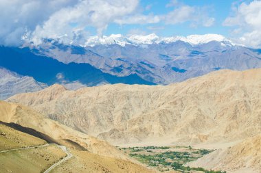 Karlı Himalaya tepeleri, Chang La 'da mavi gökyüzü, güney geçidi, Ladakh' ta yüksek dağ geçidi Büyük Himalaya 'da Leh ve Shvar Nehri vadisi arasında. Leh 'den Pangong Gölü yoluna. Leh, Ladakh, Hindistan.