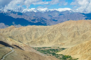 Karlı Himalaya tepeleri, Chang La 'da mavi gökyüzü, güney geçidi, Ladakh' ta yüksek dağ geçidi Büyük Himalaya 'da Leh ve Shvar Nehri vadisi arasında. Leh 'den Pangong Gölü yoluna. Leh, Ladakh, Hindistan.