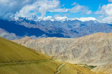 Yüksek irtifa otoyolu, Leh, Ladakh, Hindistan. Chang La, güney geçidi, Büyük Himalaya 'da Ladakh' ta Leh ve Shyok Nehri Vadisi arasında yüksek bir dağ geçidi. Leh 'den Pangong Gölü yoluna..