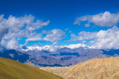 Karlı Himalaya tepeleri, Chang La 'da mavi gökyüzü, güney geçidi, Ladakh' ta yüksek dağ geçidi Büyük Himalaya 'da Leh ve Shvar Nehri vadisi arasında. Leh 'den Pangong Gölü yoluna. Leh, Ladakh, Hindistan.
