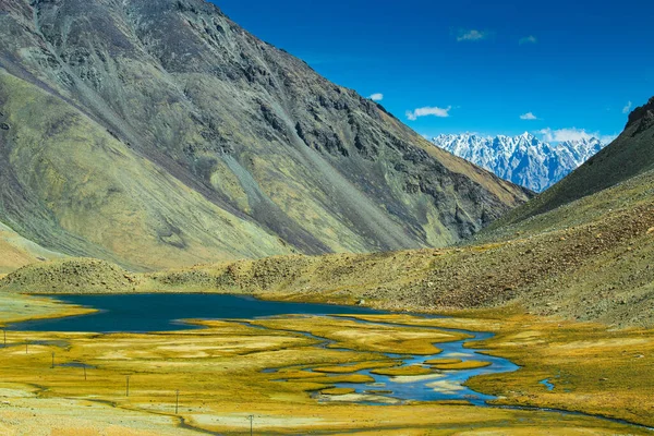 Chang La 'da karlı dağ zirvesi olan göl ve nehir manzarası, güney geçidi, Büyük Himalaya' da Ladakh 'ta Leh ve Shyok Nehri vadisi arasında yüksek bir dağ geçidi. Leh, Ladakh, Hindistan.