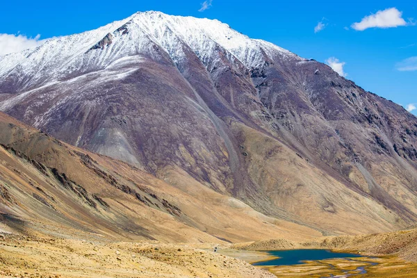 Karlı Himalaya tepeleri, Chang La 'da mavi gökyüzü, güney geçidi, Ladakh' ta yüksek dağ geçidi Büyük Himalaya 'da Leh ve Shvar Nehri vadisi arasında. Leh 'den Pangong Gölü yoluna. Leh, Ladakh, Hindistan.
