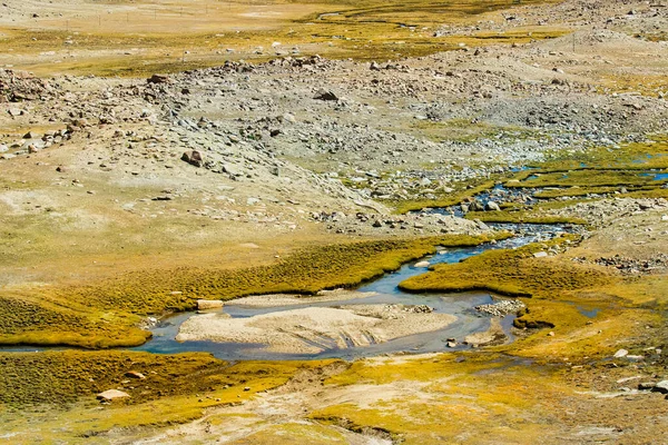 Himalayalar 'ın Chang La' daki göl ve nehir manzarası, güney geçidi, Ladakh 'ta yüksek bir dağ geçidi Büyük Himalaya' da Leh ve Shyok Nehri vadisi arasında. Leh, Ladakh, Hindistan.