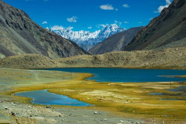 Chang La 'da karlı dağ zirvesi olan göl ve nehir manzarası, güney geçidi, Büyük Himalaya' da Ladakh 'ta Leh ve Shyok Nehri vadisi arasında yüksek bir dağ geçidi. Leh, Ladakh, Hindistan.