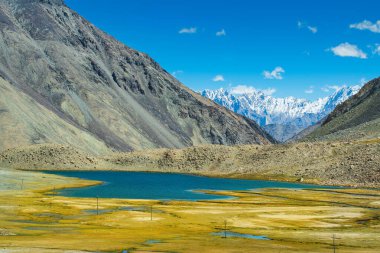 Chang La 'da karlı dağ zirvesi olan göl ve nehir manzarası, güney geçidi, Büyük Himalaya' da Ladakh 'ta Leh ve Shyok Nehri vadisi arasında yüksek bir dağ geçidi. Leh, Ladakh, Hindistan.
