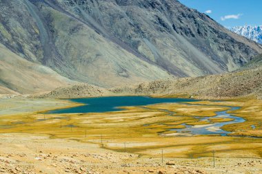 Chang La 'da karlı dağ zirvesi olan göller ve nehir manzarası, güney geçidi, Büyük Himalaya' da Ladakh 'ta Leh ve Shyok Nehri vadisi arasında yüksek bir dağ geçidi. Leh, Ladakh, Hindistan.