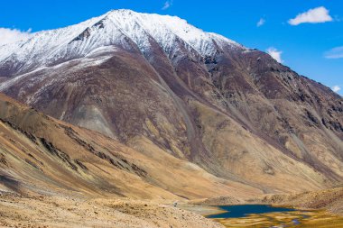 Karlı Himalaya tepeleri, Chang La 'da mavi gökyüzü, güney geçidi, Ladakh' ta yüksek dağ geçidi Büyük Himalaya 'da Leh ve Shvar Nehri vadisi arasında. Leh 'den Pangong Gölü yoluna. Leh, Ladakh, Hindistan.