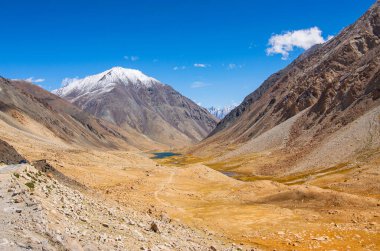 Karlı Himalaya tepeleri, Chang La 'da mavi gökyüzü, güney geçidi, Ladakh' ta yüksek dağ geçidi Büyük Himalaya 'da Leh ve Shvar Nehri vadisi arasında. Leh 'den Pangong Gölü yoluna. Leh, Ladakh, Hindistan.