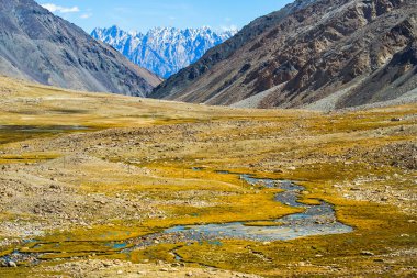 Chang La 'da karlı dağ zirvesi olan göller ve nehir manzarası, güney geçidi, Büyük Himalaya' da Ladakh 'ta Leh ve Shyok Nehri vadisi arasında yüksek bir dağ geçidi. Leh, Ladakh, Hindistan.