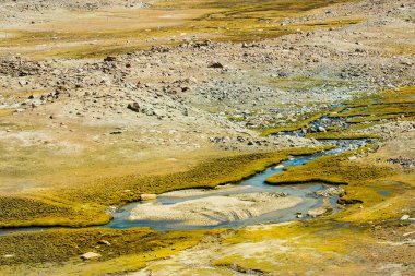 Himalayalar 'ın Chang La' daki göl ve nehir manzarası, güney geçidi, Ladakh 'ta yüksek bir dağ geçidi Büyük Himalaya' da Leh ve Shyok Nehri vadisi arasında. Leh, Ladakh, Hindistan.