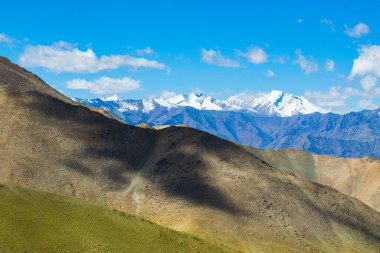 Chang La, güney geçidi, Ladakh 'da yüksek dağ geçidi Leh ile Pangong Gölü yolu arasında. Himalaya dağındaki bulutların gölgesinde. Mavi gökyüzü olan karlı dağ zirveleri, Leh, Ladakh, Hindistan.