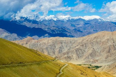 Chang La, güney geçidi, Büyük Himalaya 'da Ladakh' ta Leh ve Shyok Nehri Vadisi arasında yüksek bir dağ geçidi. Leh 'den Pangong Gölü yoluna. Yüksek irtifa Otoyol, Leh, Ladakh, Hindistan.
