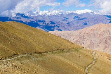 Yüksek irtifa otoyolu, Leh, Ladakh, Hindistan. Chang La, güney geçidi, Büyük Himalaya 'da Ladakh' ta Leh ve Shyok Nehri Vadisi arasında yüksek bir dağ geçidi. Leh 'den Pangong Gölü yoluna..