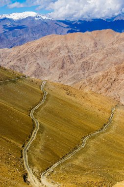 Yüksek irtifa otoyolu, Leh, Ladakh, Hindistan. Chang La, güney geçidi, Büyük Himalaya 'da Ladakh' ta Leh ve Shyok Nehri Vadisi arasında yüksek bir dağ geçidi. Leh 'den Pangong Gölü yoluna..