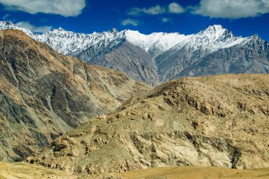 Karlı Himalaya tepeleri, Chang La 'da mavi gökyüzü, güney geçidi, Ladakh' ta yüksek dağ geçidi Büyük Himalaya 'da Leh ve Shvar Nehri vadisi arasında. Leh 'den Pangong Gölü yoluna. Leh, Ladakh, Hindistan.