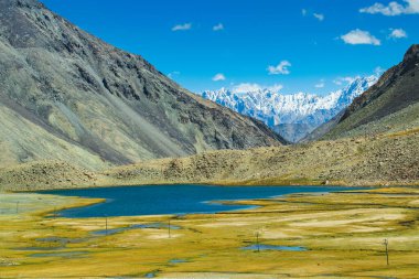 Chang La 'da karlı dağ zirvesi olan göl ve nehir manzarası, güney geçidi, Büyük Himalaya' da Ladakh 'ta Leh ve Shyok Nehri vadisi arasında yüksek bir dağ geçidi. Leh, Ladakh, Hindistan.