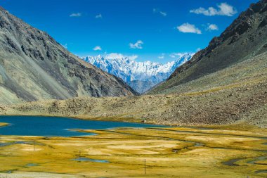 Chang La 'da karlı dağ zirvesi olan göl ve nehir manzarası, güney geçidi, Büyük Himalaya' da Ladakh 'ta Leh ve Shyok Nehri vadisi arasında yüksek bir dağ geçidi. Leh, Ladakh, Hindistan.