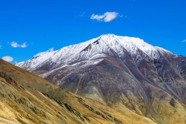 Karlı Himalaya tepeleri, Chang La 'da mavi gökyüzü, güney geçidi, Ladakh' ta yüksek dağ geçidi Büyük Himalaya 'da Leh ve Shvar Nehri vadisi arasında. Leh 'den Pangong Gölü yoluna. Leh, Ladakh, Hindistan.