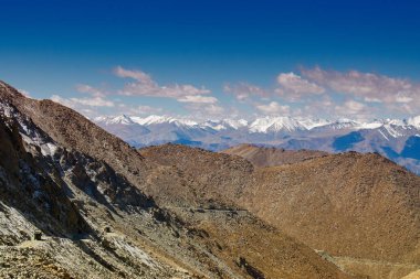 Karlı Himalaya tepeleri, Chang La 'da mavi gökyüzü, güney geçidi, Ladakh' ta yüksek dağ geçidi Büyük Himalaya 'da Leh ve Shvar Nehri vadisi arasında. Leh 'den Pangong Gölü yoluna. Leh, Ladakh, Hindistan.