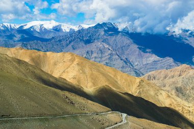 Yüksek irtifa otoyolu, Leh, Ladakh, Hindistan. Chang La, güney geçidi, Büyük Himalaya 'da Ladakh' ta Leh ve Shyok Nehri Vadisi arasında yüksek bir dağ geçidi. Leh 'den Pangong Gölü yoluna..