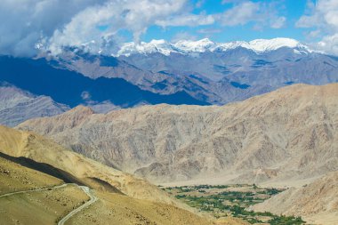 Karlı Himalaya tepeleri, Chang La 'da mavi gökyüzü, güney geçidi, Ladakh' ta yüksek dağ geçidi Büyük Himalaya 'da Leh ve Shvar Nehri vadisi arasında. Leh 'den Pangong Gölü yoluna. Leh, Ladakh, Hindistan.