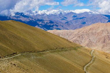 Chang La, güney geçidi, Büyük Himalaya 'da Ladakh' ta Leh ve Shyok Nehri Vadisi arasında yüksek bir dağ geçidi. Leh 'den Pangong Gölü yoluna. Yüksek irtifa Otoyol, Leh, Ladakh, Hindistan.