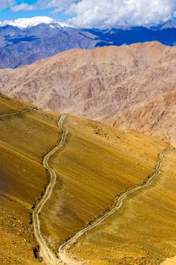 Chang La, güney geçidi, Büyük Himalaya 'da Ladakh' ta Leh ve Shyok Nehri Vadisi arasında yüksek bir dağ geçidi. Leh 'den Pangong Gölü yoluna. Yüksek irtifa Otoyol, Leh, Ladakh, Hindistan.