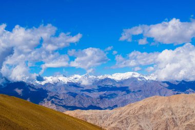 Karlı Himalaya tepeleri, Chang La 'da mavi gökyüzü, güney geçidi, Ladakh' ta yüksek dağ geçidi Büyük Himalaya 'da Leh ve Shvar Nehri vadisi arasında. Leh 'den Pangong Gölü yoluna. Leh, Ladakh, Hindistan.
