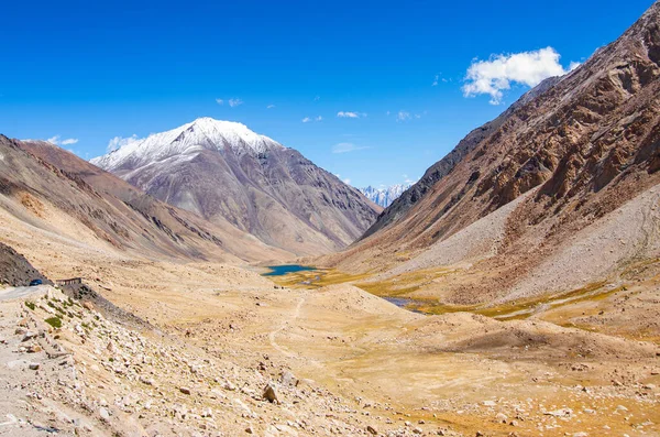 Karlı Himalaya tepeleri, Chang La 'da mavi gökyüzü, güney geçidi, Ladakh' ta yüksek dağ geçidi Büyük Himalaya 'da Leh ve Shvar Nehri vadisi arasında. Leh 'den Pangong Gölü yoluna. Leh, Ladakh, Hindistan.