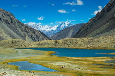 Chang La 'da karlı dağ zirvesi olan göl ve nehir manzarası, güney geçidi, Büyük Himalaya' da Ladakh 'ta Leh ve Shyok Nehri vadisi arasında yüksek bir dağ geçidi. Leh, Ladakh, Hindistan.