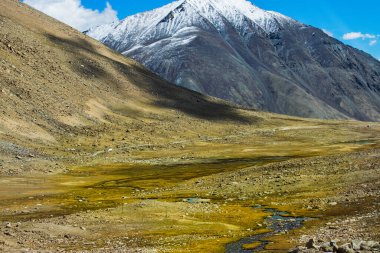 Chang La 'da karlı dağ zirvesi olan göller ve nehir manzarası, güney geçidi, Büyük Himalaya' da Ladakh 'ta Leh ve Shyok Nehri vadisi arasında yüksek bir dağ geçidi. Leh, Ladakh, Hindistan.